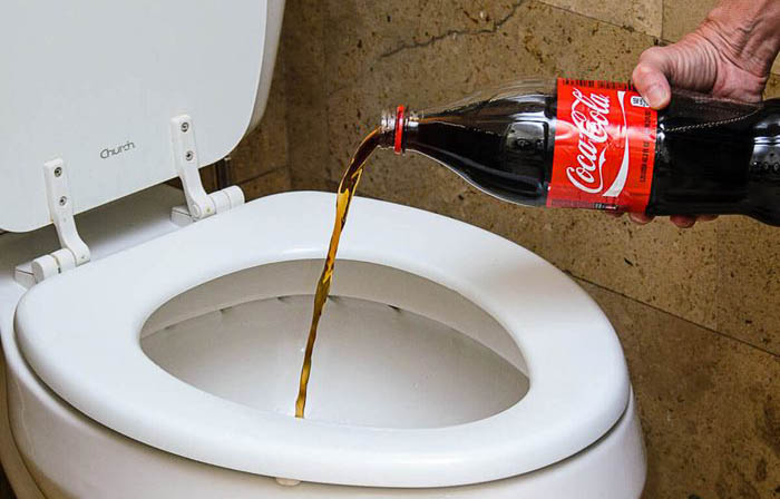 Cách thông bồn cầu bằng nước nóng và coca cola