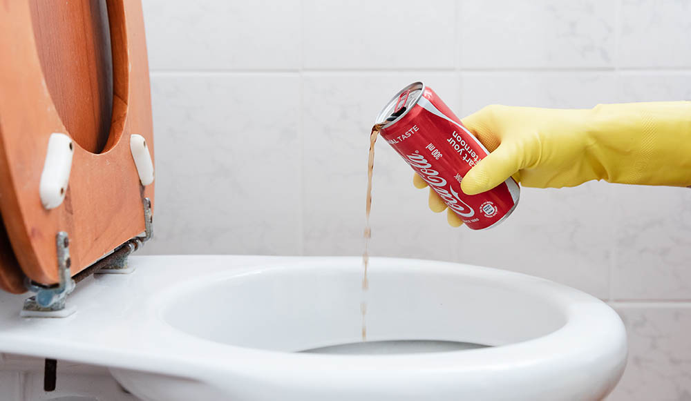 Dùng Coca Cola và các loại nước ngọt có ga không thể làm sạch và diệt vi khuẩn bồn cầu như các loại chất tẩy rửa bồn cầu truyền thống