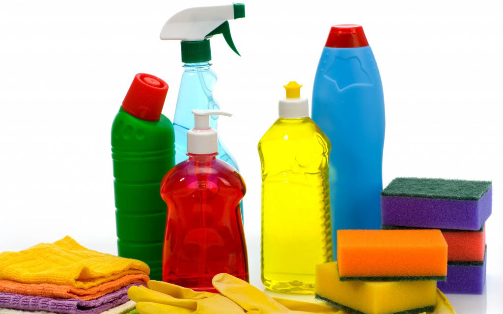 Phần lớn các sản phẩm tẩy rửa gia dụng đều có chứa thành phần hóa chất tẩy rửa để làm tăng khả năng tẩy sạch vết bẩn
