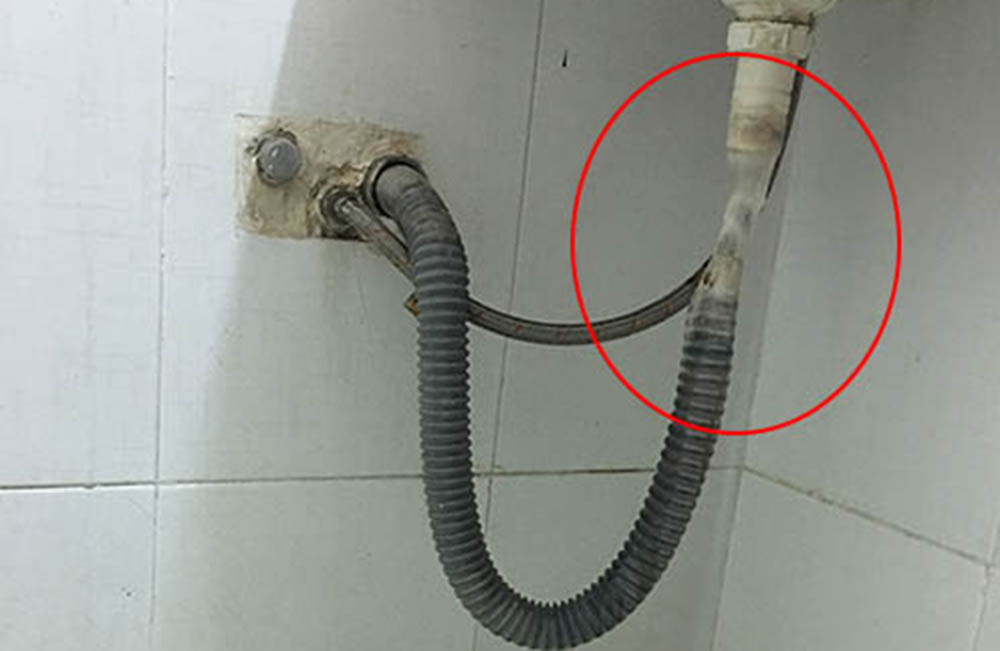 Cách thông tắc cống chậu rửa bát bằng nước nóng nhanh mà không gây hư hại ống xả ruột gà