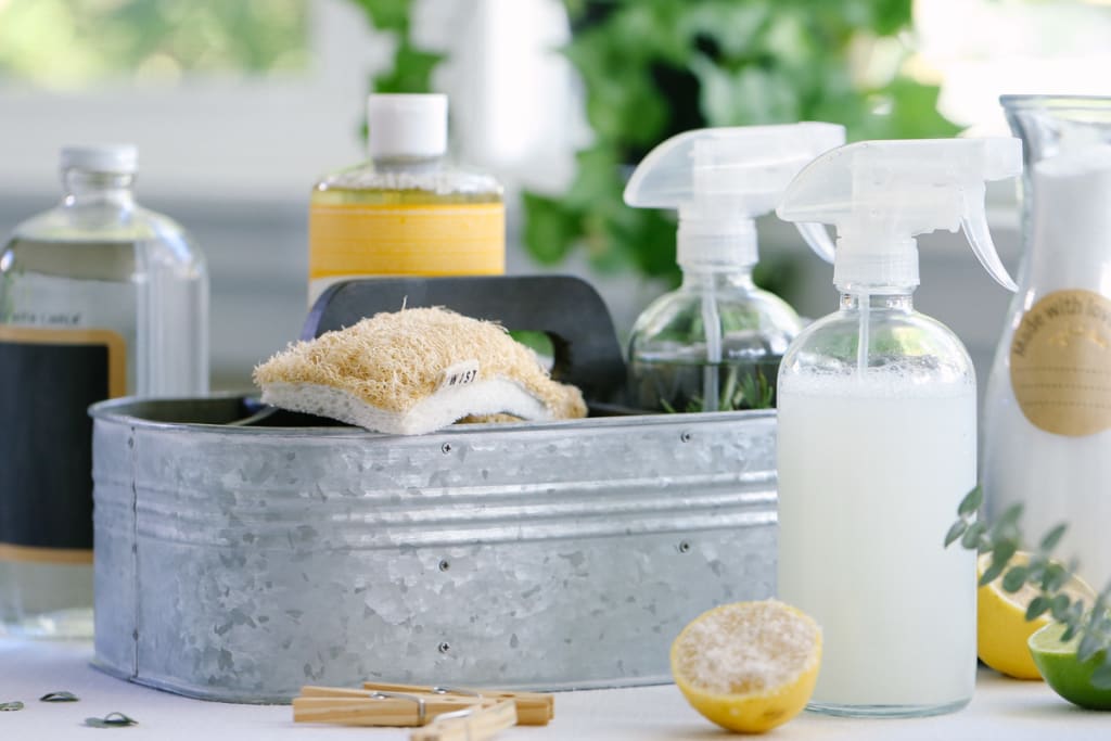 Tự tay làm bình xịt tẩy rửa tự nhiên loại bỏ vết dầu mỡ bám trên đồ dùng nhà bếp